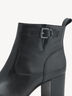 Nahaufnahme schwarze Lederankle-Boots mit Schnalle