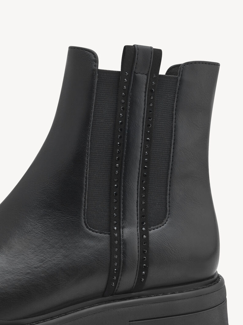 Detailansicht schwarzer Leder-Stiefelette mit dekorativen Nieten