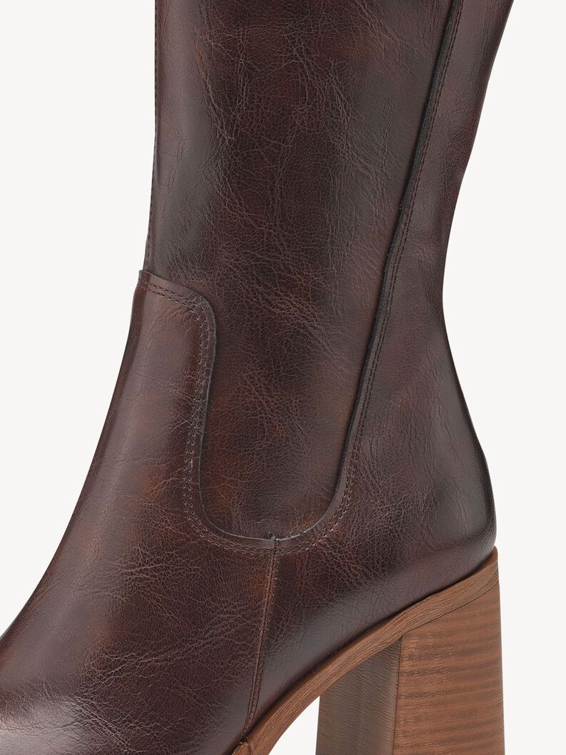 Nahaufnahme der braunen Lederstruktur und Absatz der Stiefel