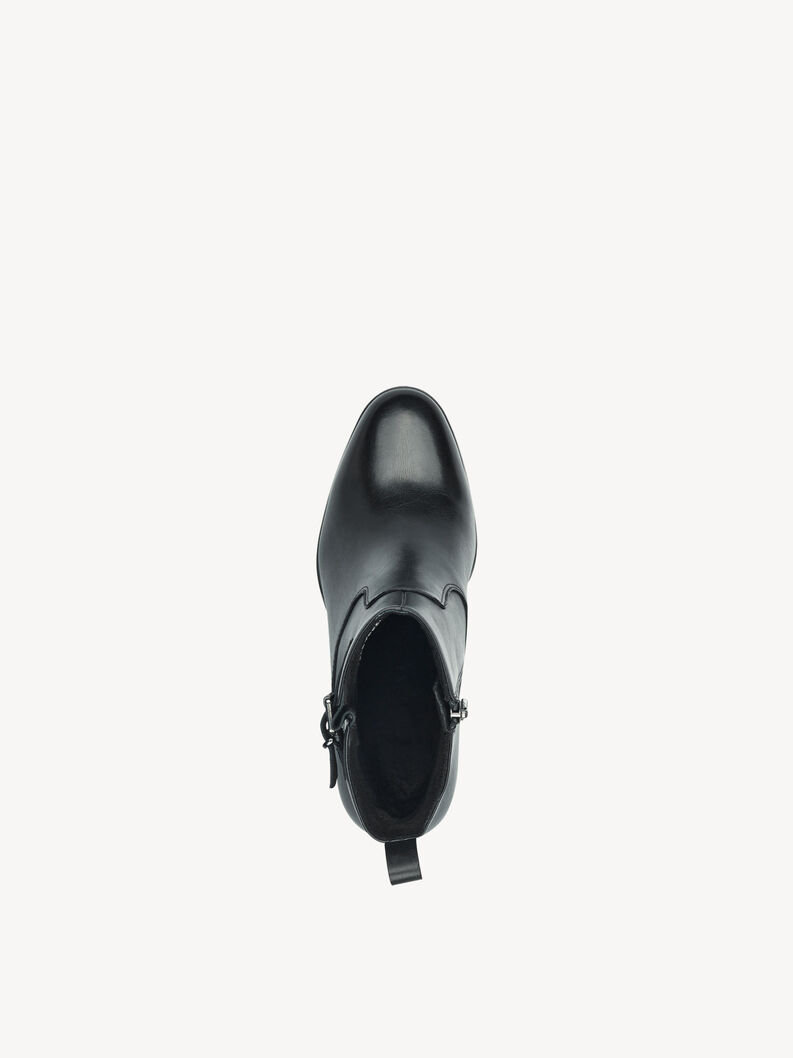 Ansicht von oben auf schwarze Lederankle-Boots mit Schnalle